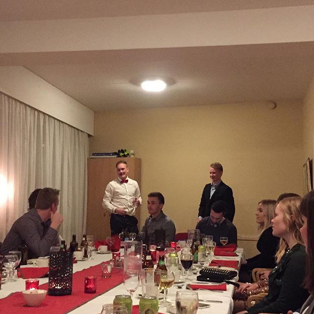 Nya tomtar för iår! #jeppishockey firar lillajul efter en helt överlägsen seger över #muik i en tidig seriefinal! och om alla går in in och kollar serien så kan man se vem som är och kommer att stanna i toppen detta år! #rautaliiga